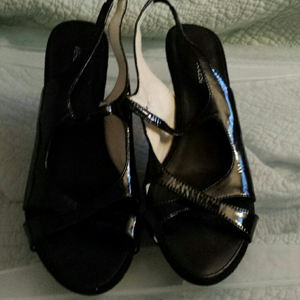 NWOT- Black patent Aerosol pumps, 1 in heel